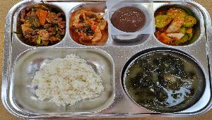 찹쌀밥 ,쇠고기미역국 (5.6.16),동글오이무침 (5.6.13),쭈꾸미돼지불고기 (5.6.10),배추김치 (9),밀크초코볼케익 (1.2.5.6.10.13)
 ,