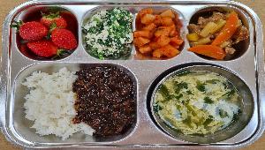 유니자장밥 (5.6.10.13.16),계란부추국 (1),쑥갓두부무침 (5.13),탕수육 (1.5.10.11.12),깍두기 (9),딸기(개량종) 
 ,