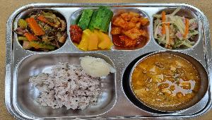 찰현미밥 ,국산콩비지찌개 (5.9.10),감자베이컨볶음 (5.6.10),낙지한우불고기 (5.6.16),깍두기 (9),우리밀쌀찐빵 (1.2.5.6),오이스틱&파프리카 
 ,