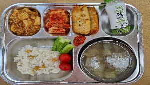 병아리콩밥 ,쇠고기무국 (16),마파두부 (5.6.10.12.13.18),가자미살구이 (5.6),배추김치 (9),무항생제우유 (2),오이스틱&방울토마토 (12)
 ,