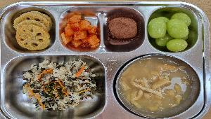 곤드레밥 (5.6.13.16),유부무장국 (5.6),파래연근튀김 (1.5.6),깍두기 (9),청포도(시들러스) ,두바이쫀득볼 (1.2.5.6.10.12.15.16.18)
 ,