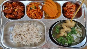 차수수밥 ,어묵꼬치우동 (1.5.6),콜라비말랭이무침 (13),양념치킨 (4.5.6.12.13.15),배추김치 (9),천혜향 
 ,