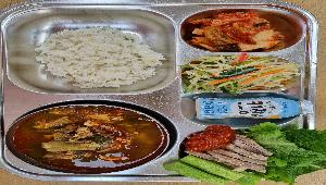 찹쌀밥 ,육개장 (1.16),편육/쌈 (5.6.10),맛살냉채 (1.5.6.8.13),깍두기 (9),키짱요구르트 (2)
 ,